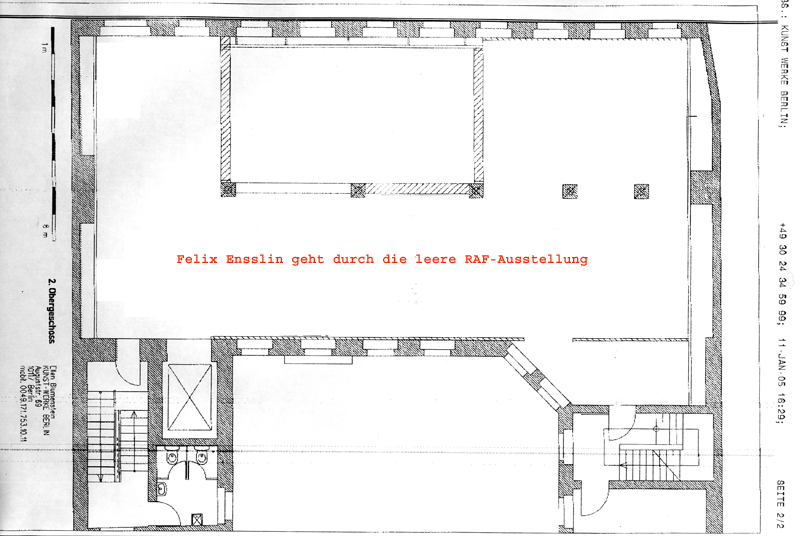 Felix Ensslin geht durch die leere RAF-Ausstellung